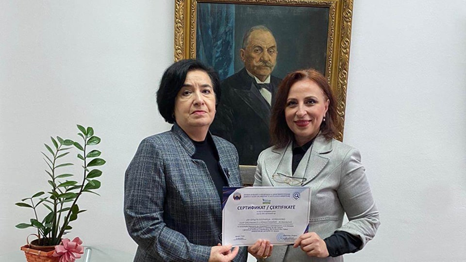 Директорката на АКАЗУМ додели сертификат за акредитација на директорката на ЈЗУ ОБ Куманово