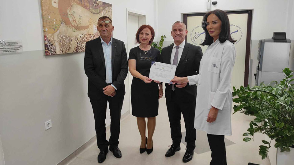 Доделен сертификат за акредитација на директорката Доц. Д-р  Софија Пејкова и Д-р Алајдин Хавзиу