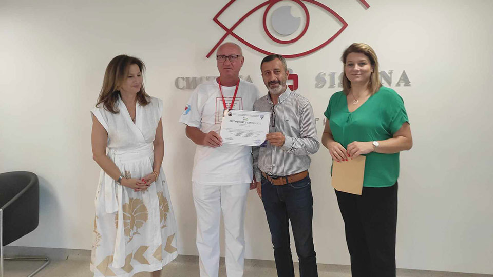 Доделен сертификат за акредитација на ПЗУ Систина офталмологија